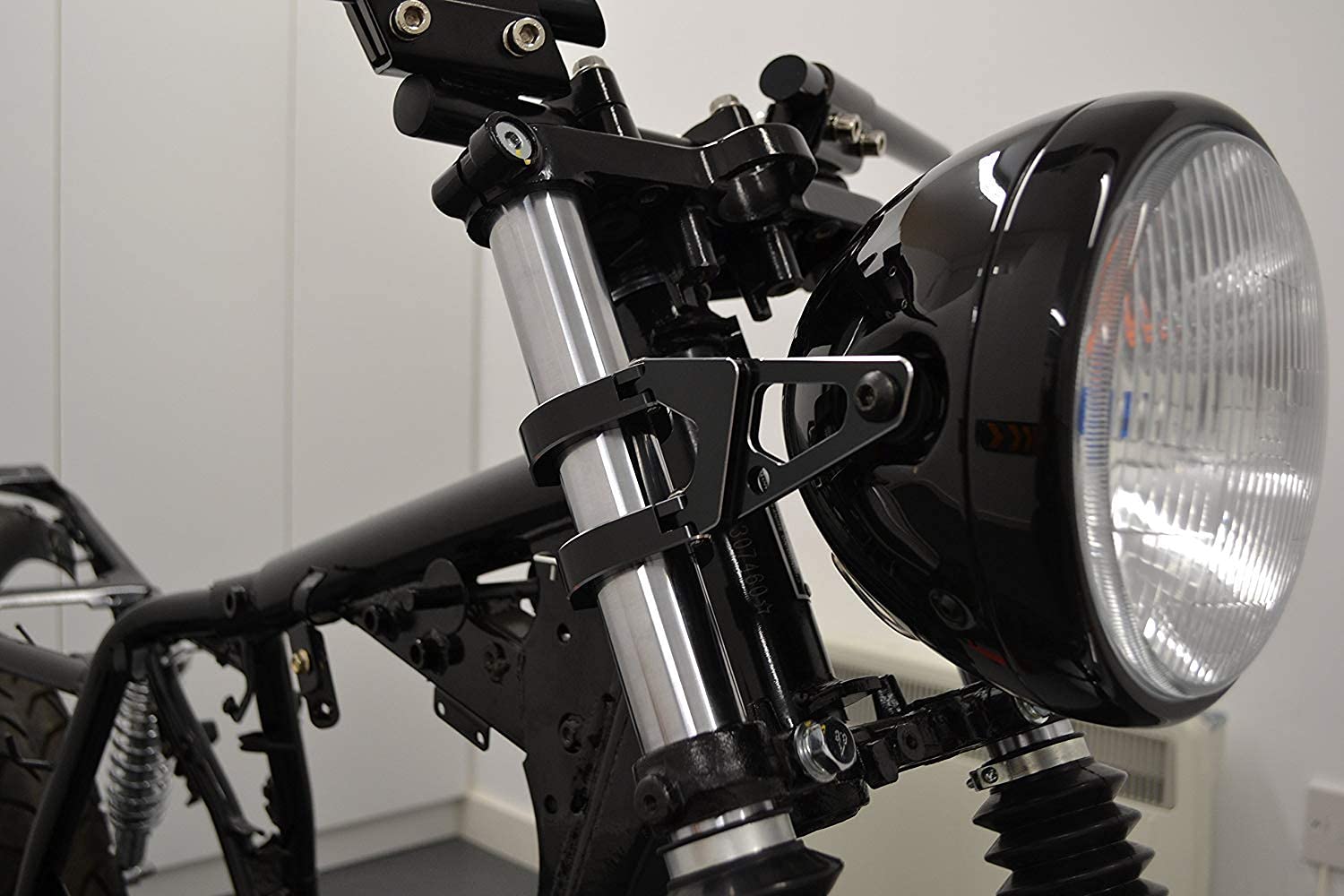 Amazon | オートバイヘッドライトブラケット 52-53mmフォーク用 CNC
